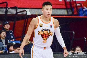 火力全开！贺希宁15中8砍半场最高22分 三分8中4