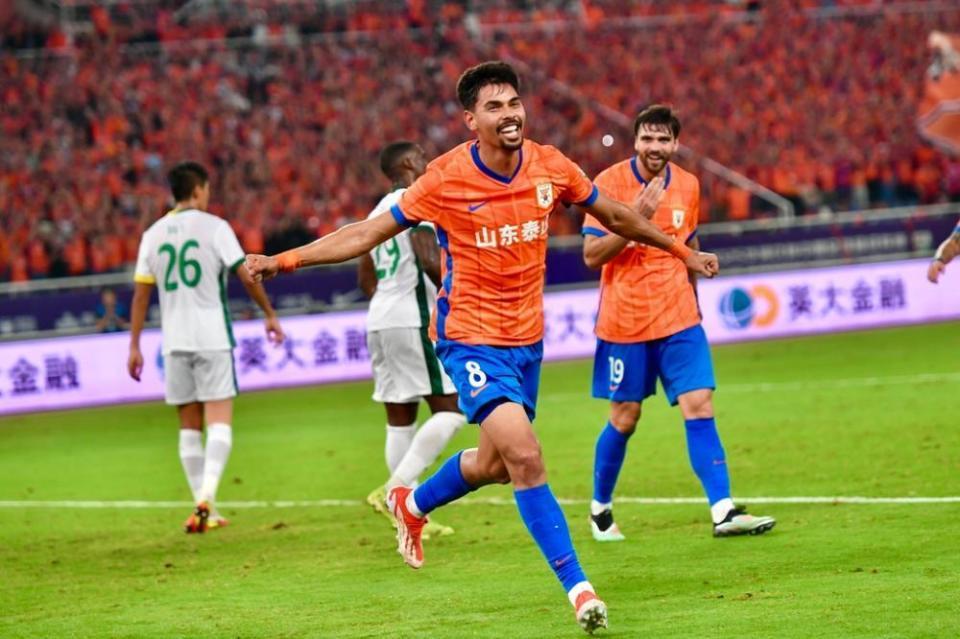 开云体育-泰山逼平申花！媒体人热议：阻击京沪赢得尊重，被主裁偷走2分